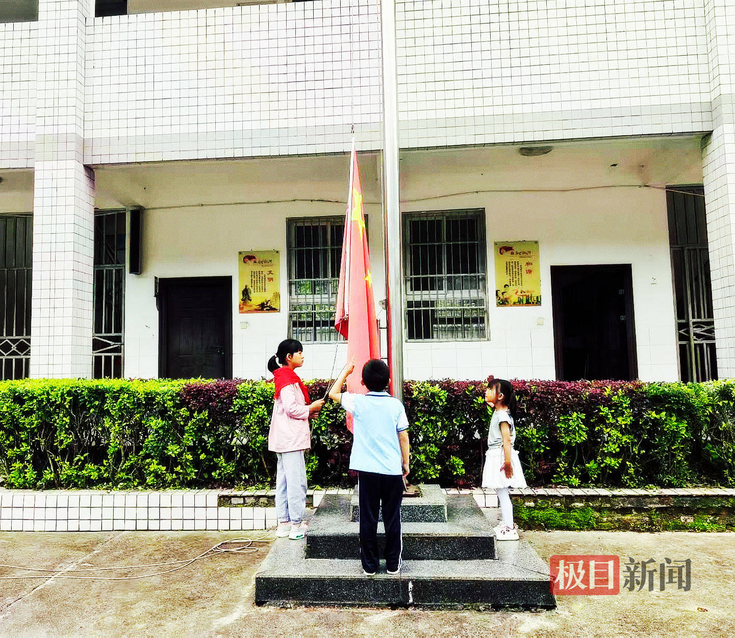 竹山縣官渡梁家小學：山村最後的六一，愛與希望同行