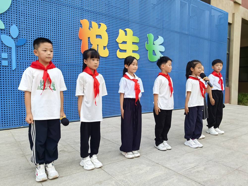 鄭州市中原區西悅城第一小學舉行新隊員入隊儀式