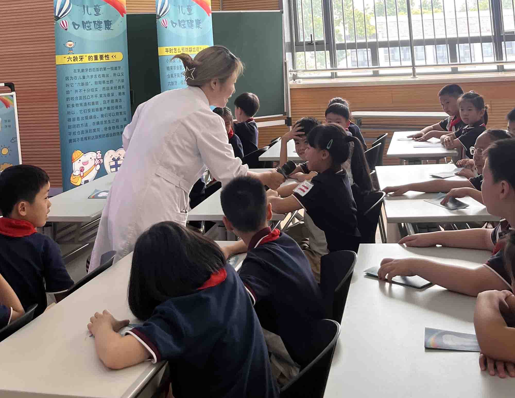 蘇州錦帆社羣衛生服務中心醫療團隊走進滄浪實驗小學開展口腔健康科普講座