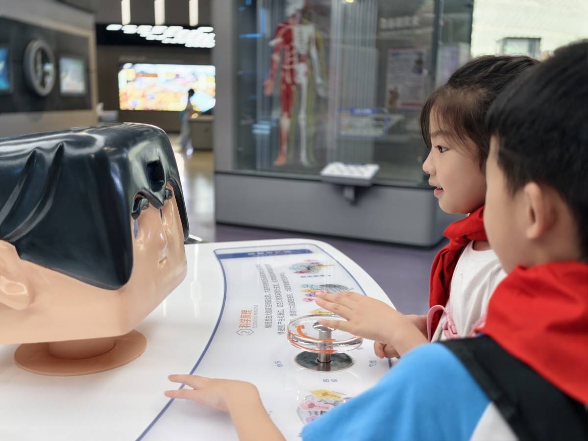這所小學把課堂搬進省科技館，讓知識“活”了起來