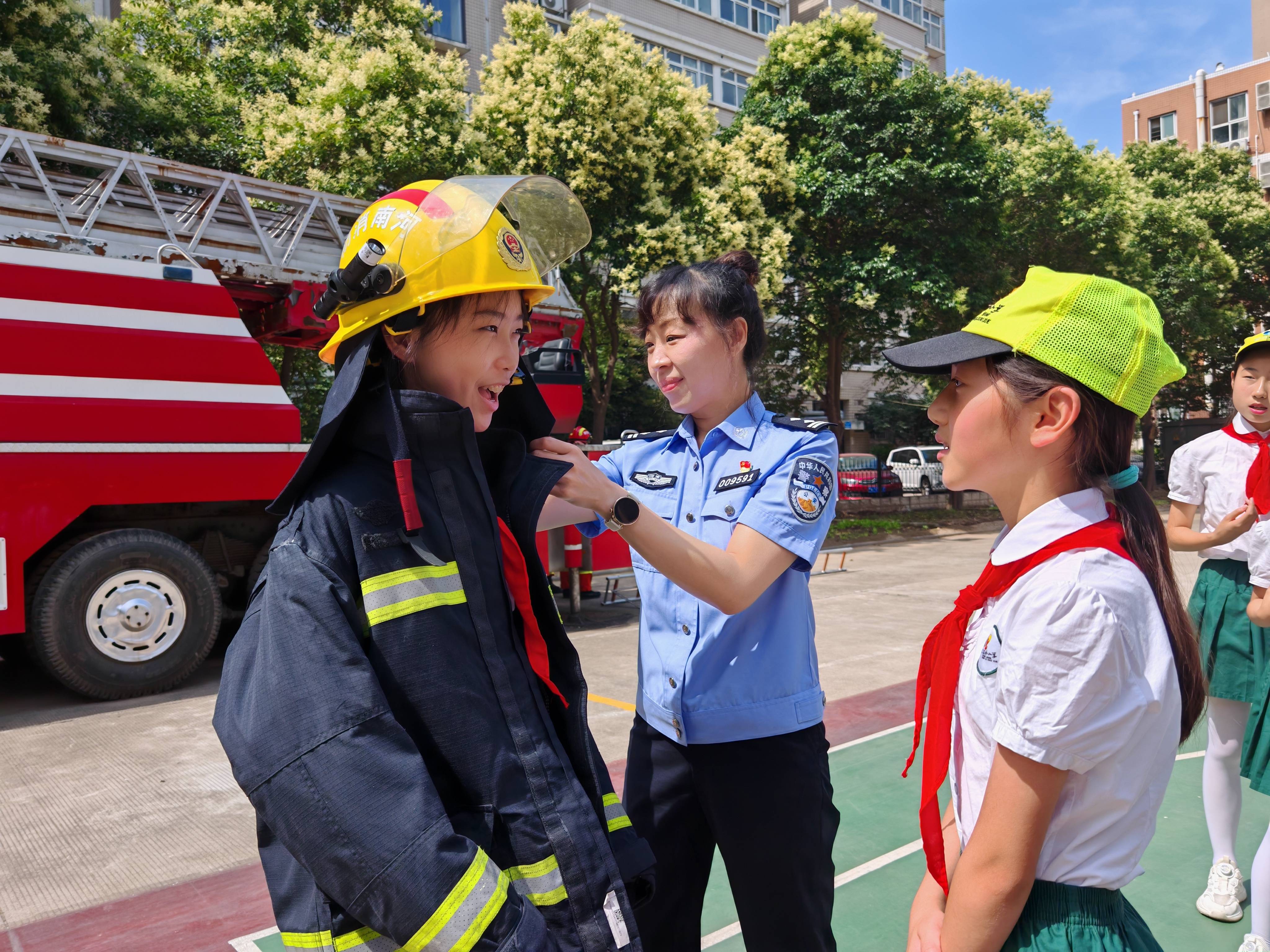 小學師生致敬“火焰藍” 民警攜手共築“防火牆”