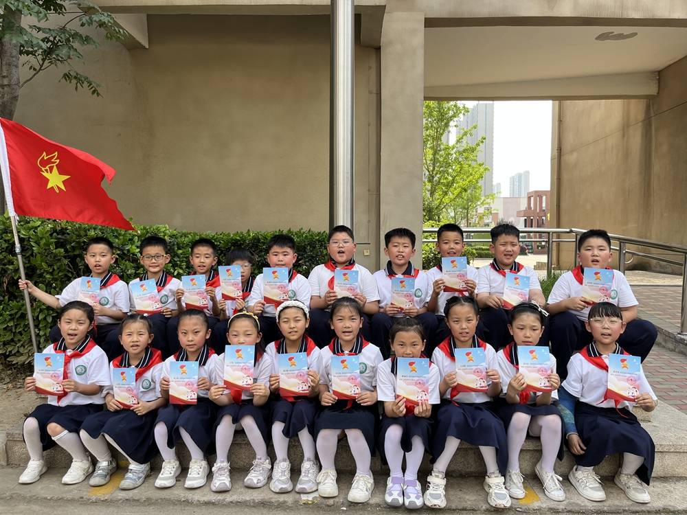 鄭州市中原區西悅城第一小學舉行新隊員入隊儀式