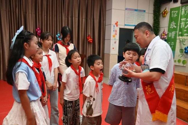 福建省勞模、東南眼科醫院趙廣愚院長走進麥浦小學，守護“睛”彩世界