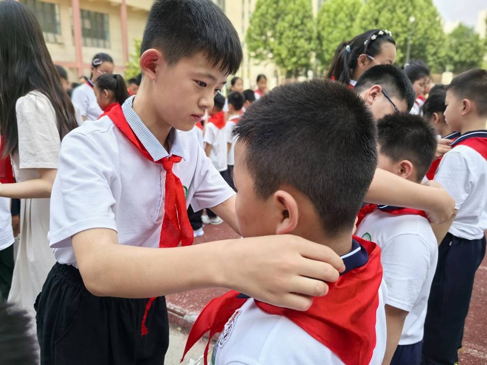 鄭州市中原區西悅城第一小學舉行新隊員入隊儀式