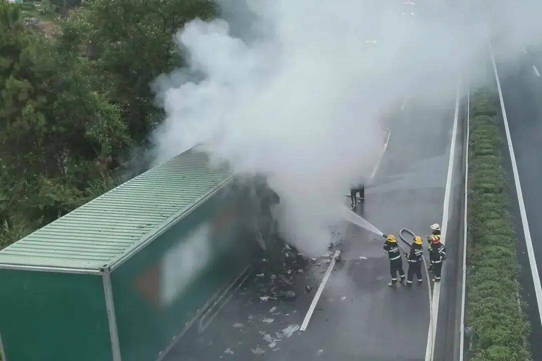 你的快遞可能被燒了！江西境內一快遞貨車著火…