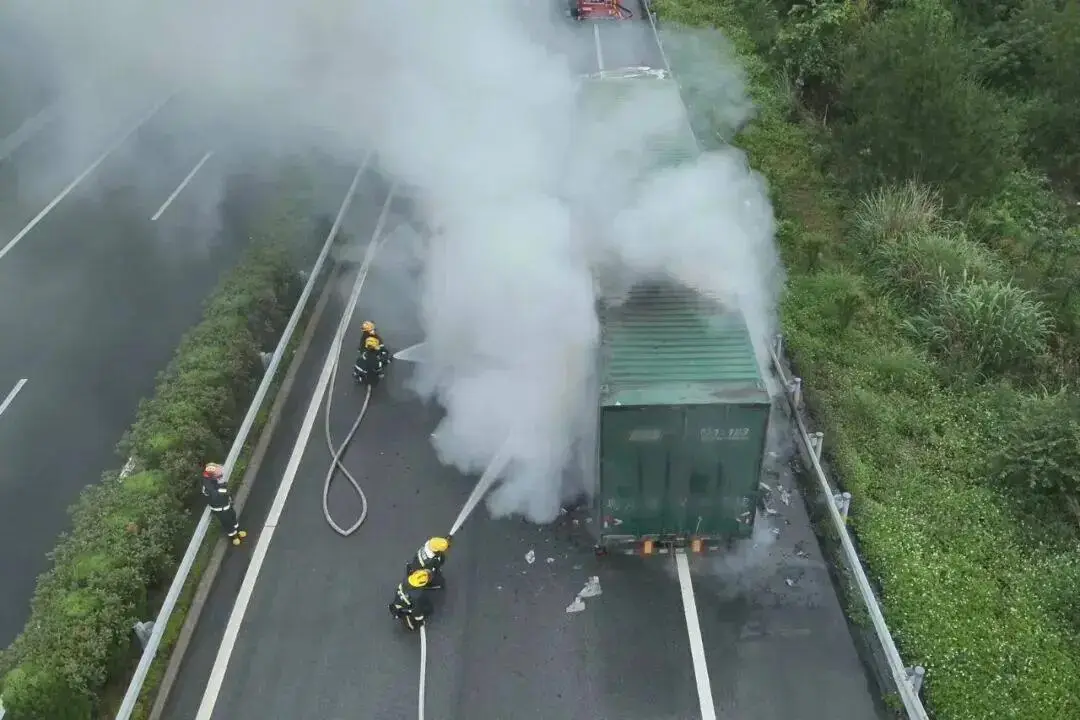 你的快遞可能被燒了！江西境內一快遞貨車著火…