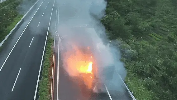 你的快遞可能被燒了！江西境內一快遞貨車著火…