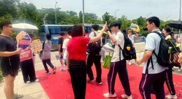 茄子溪中學舉行2026屆高考出徵儀式