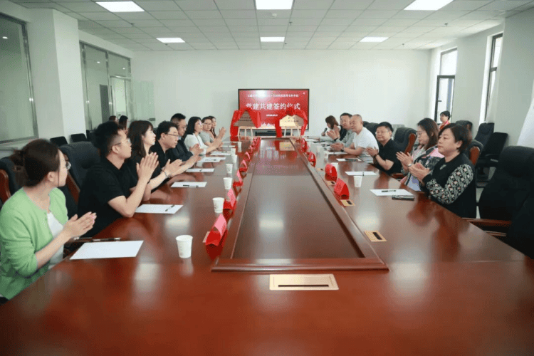 教育高質量發展看山西丨大同師範高等專科學校與文瀛社羣舉行黨建共建簽約暨揭牌儀式