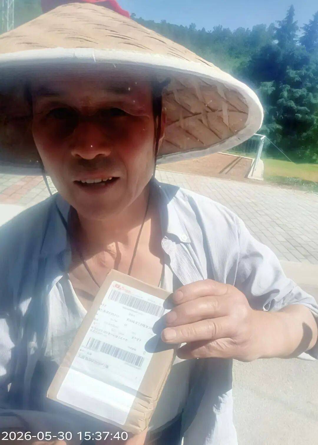 “謝謝，能讓我看到我老爸！”快遞送達照片拍到爸爸，千里外的女兒哭了……