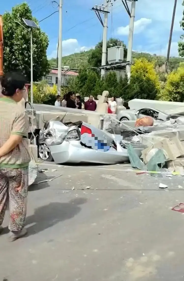 山西一牌樓倒塌壓扁兩轎車，當地回應：挖掘機施工不慎撞上牌樓，無人員受傷
