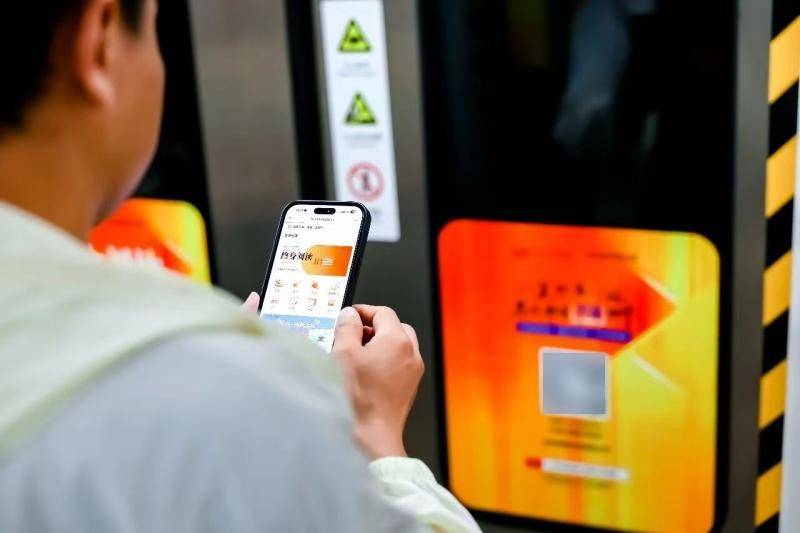 北京地鐵6號線車廂變身“移動圖書館”