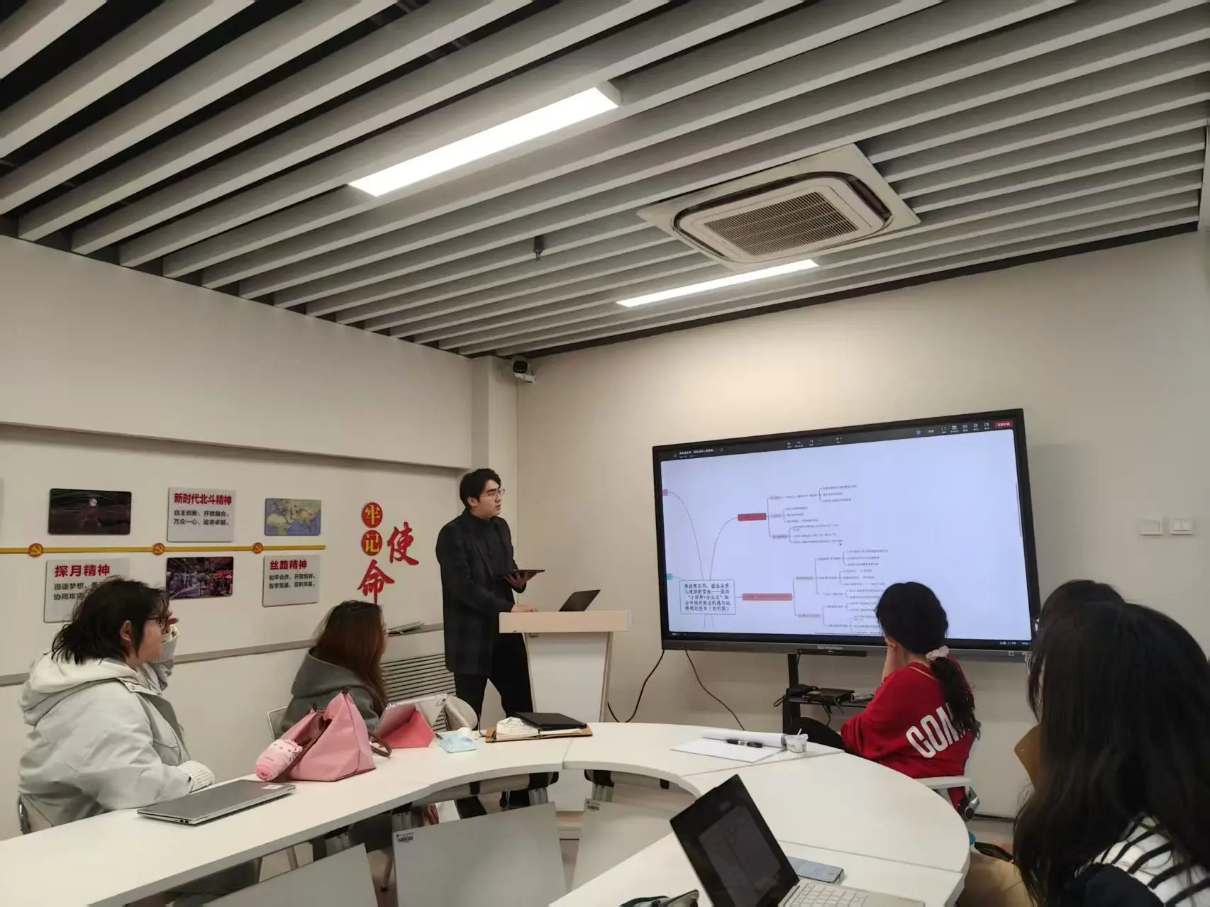 10名大學生創立多語種導遊公司，成立“滿月”訂單不斷