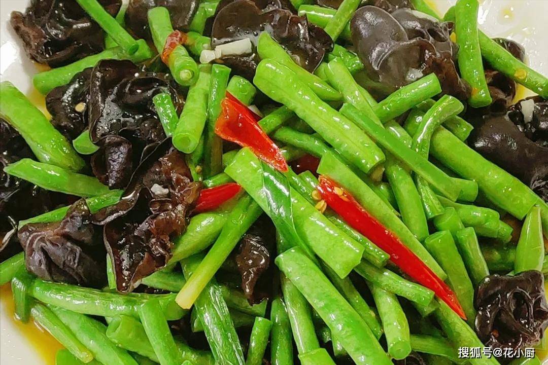 原創入夏後，久坐的女性多吃3道“催屎菜”，腸道乾淨了，氣色自然好