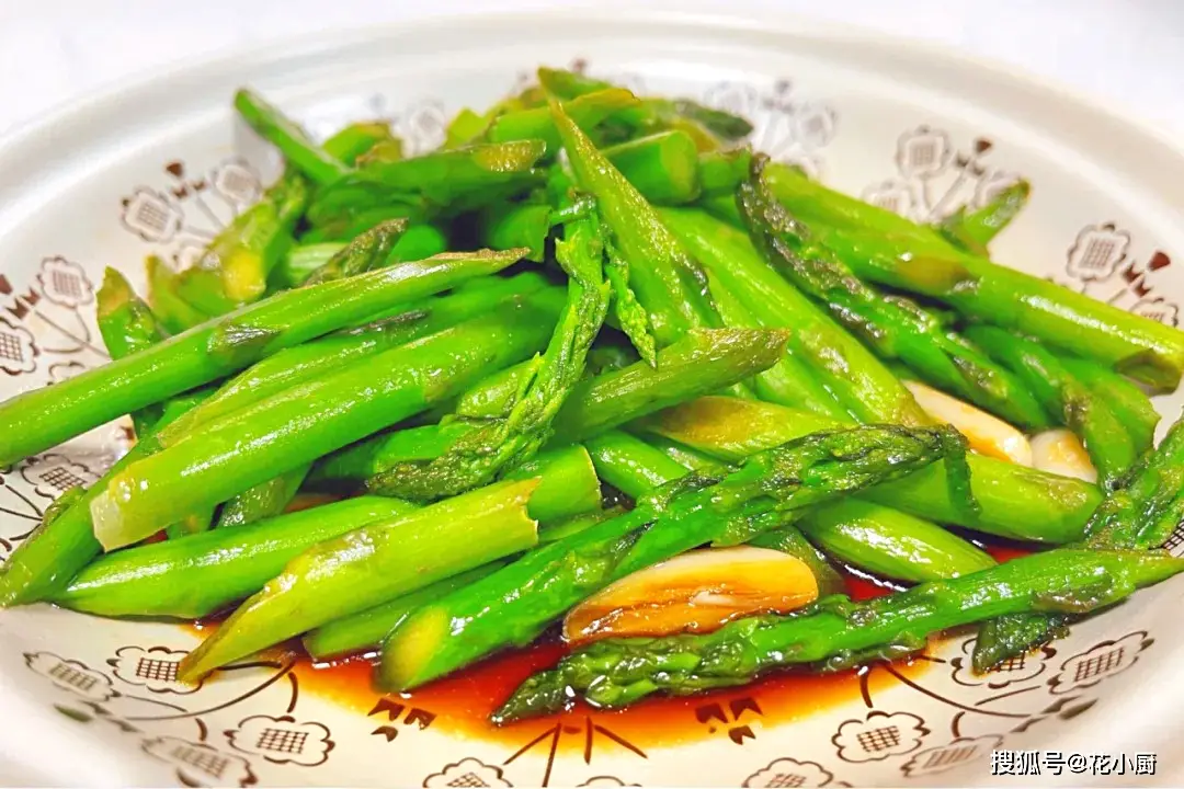 原創入夏後，久坐的女性多吃3道“催屎菜”，腸道乾淨了，氣色自然好