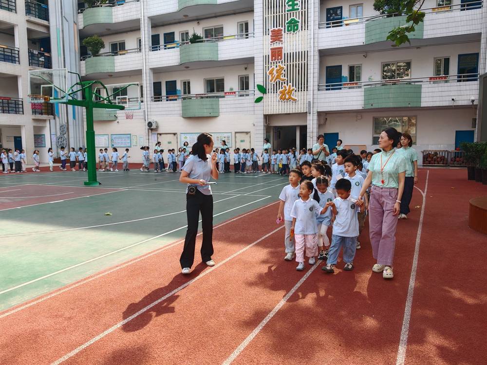幼小同行 快樂啟新程 ——河南省省直機關藝術幼兒園走進工人第一新村小學