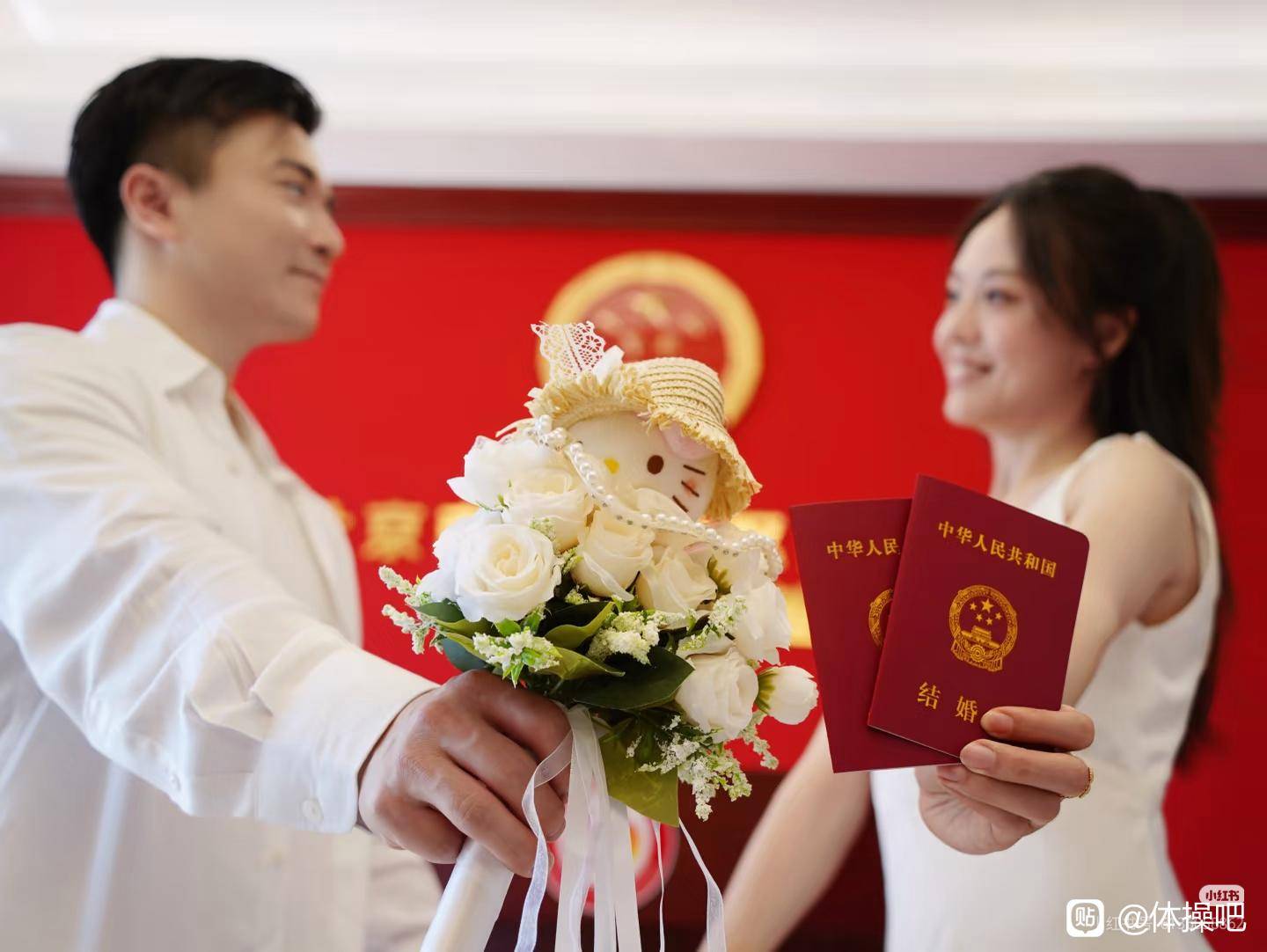 原創恭喜！中國又一位奧運冠軍領證結婚，32歲迎娶美女舞蹈演員樂開花