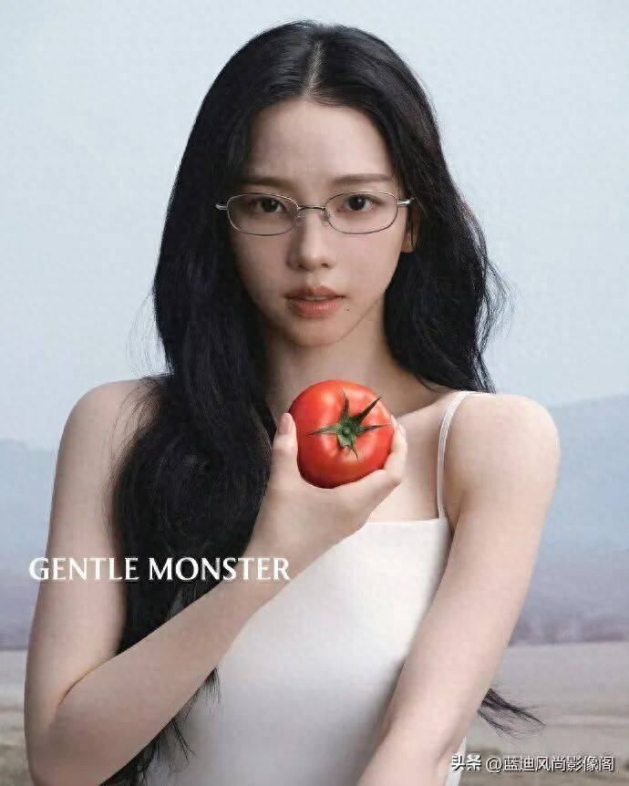 原創柳智敏 大片｜番茄甜園織童趣，眼鏡少女破次元