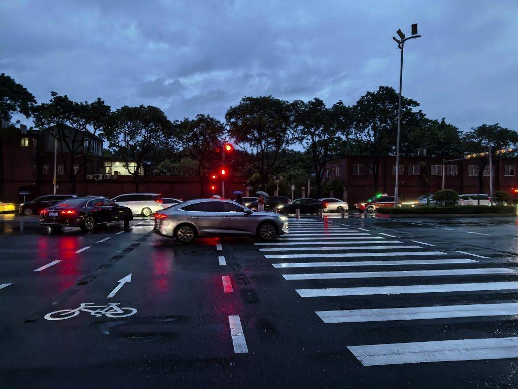 華為 AI 眼鏡體驗：好戴愛戴，再談 AI
