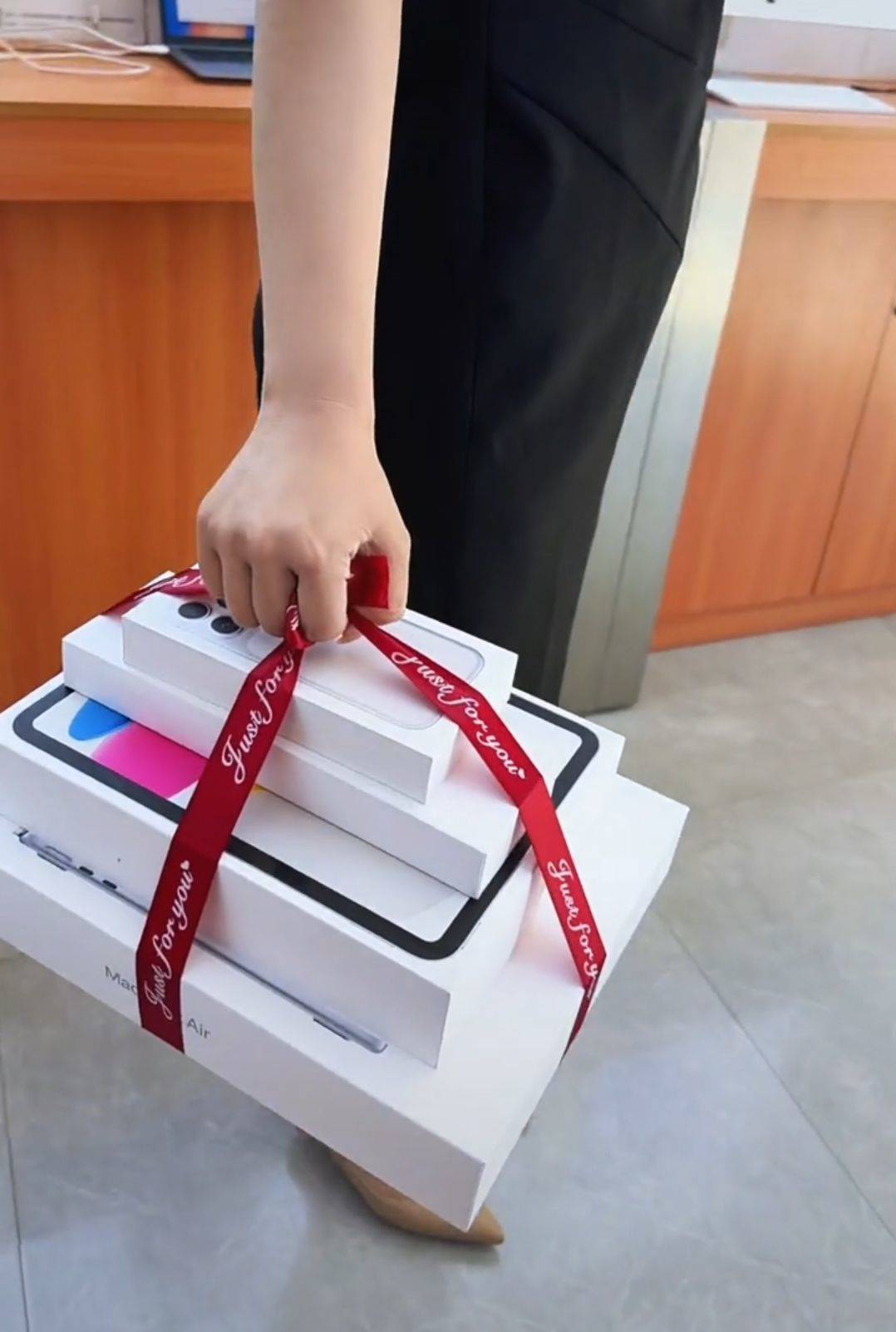 高考結束後幾小時，蘋果授權專營店火爆場面堪比過年，不少家長帶考生購買電子產品，有家長花兩萬多元給孩子購入“蘋果四件套”