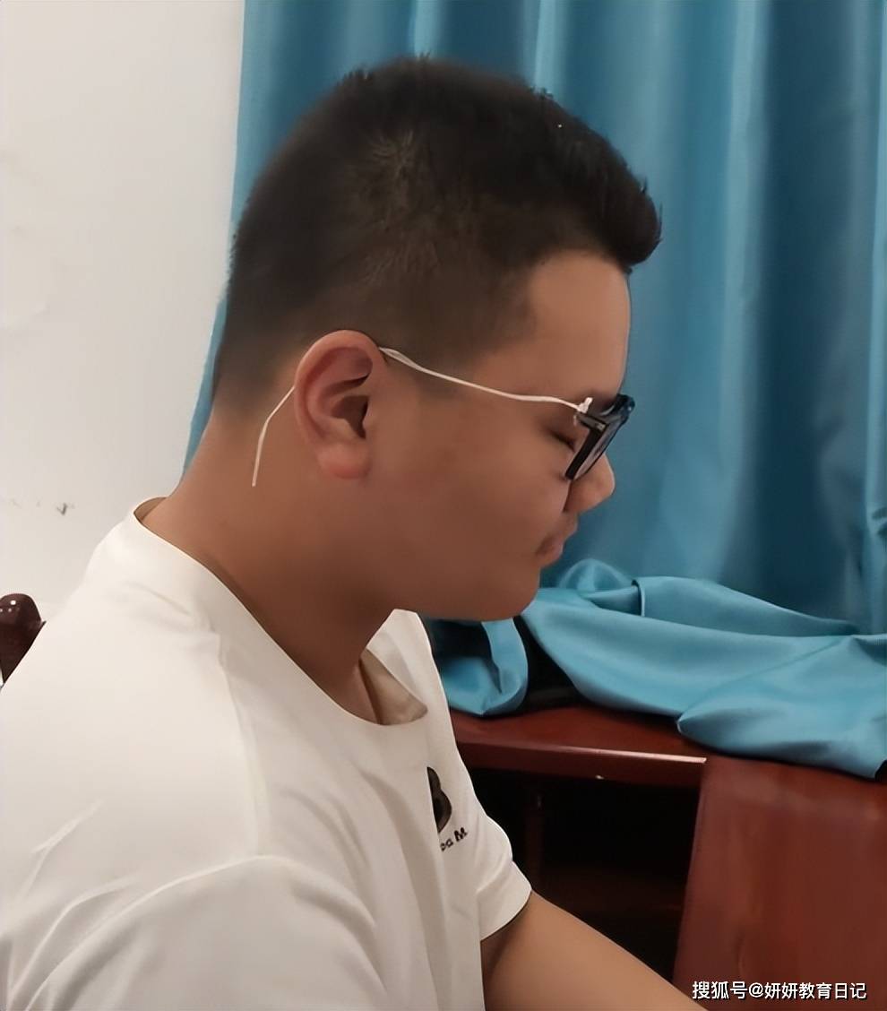 原創“把兒子當外人整呢”，一根破爛眼鏡腿，讓人心疼高考男生處境