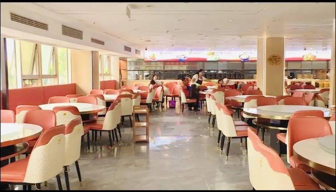 店家裝修，門口臨時堆放400餘把桌椅被搬空，四川遂寧警方通報