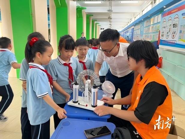 趣味實驗進課堂！汕尾職院師生赴香洲街道中心小學開展科普活動