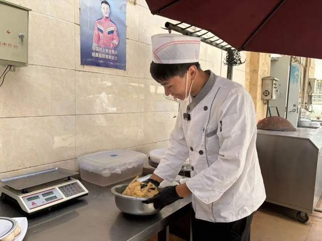 泽普特色烤鸽子：传统工艺锁住鲜香 烟火美食激活舌尖经济