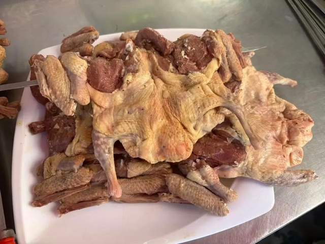 泽普特色烤鸽子：传统工艺锁住鲜香 烟火美食激活舌尖经济