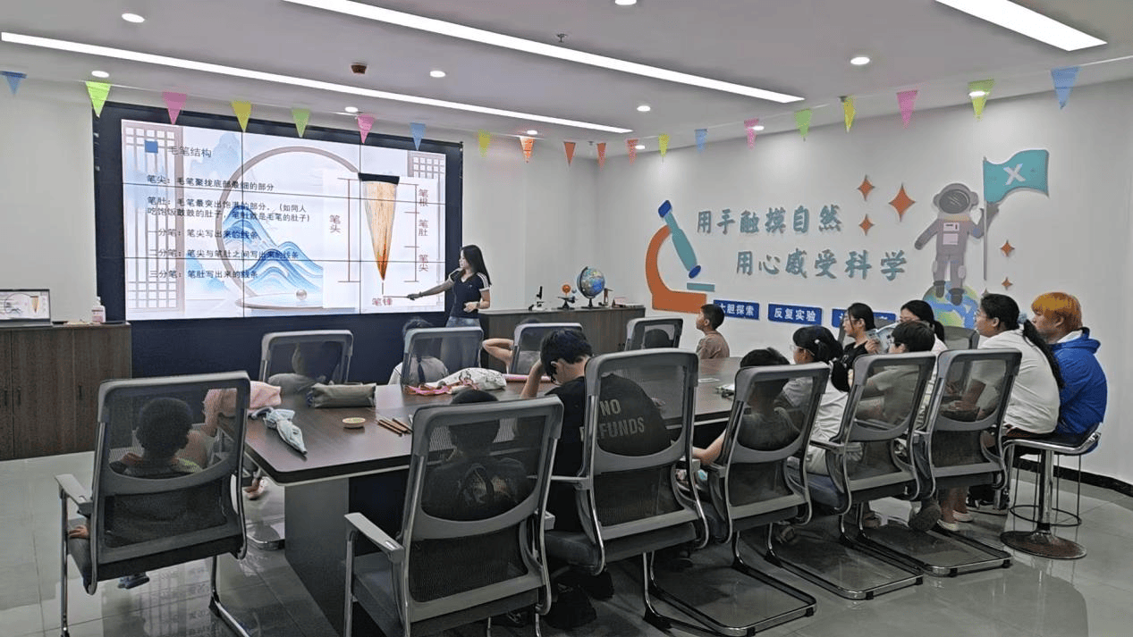 蚌埠解放街道民政服务站助力二钢社区 暑假公益课堂开展 墨趣童心书法奇妙之旅活动