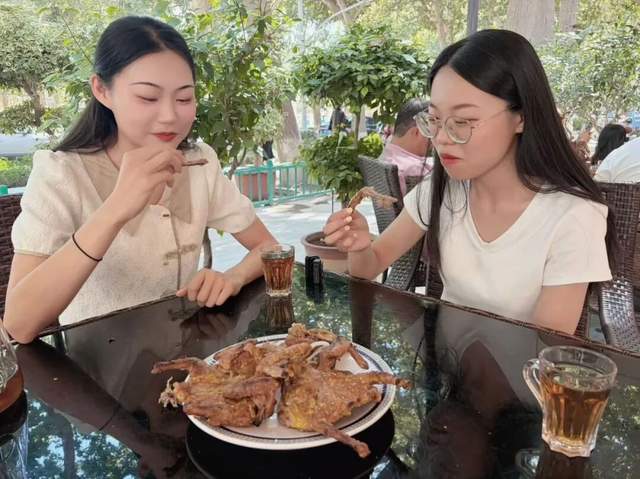 泽普特色烤鸽子：传统工艺锁住鲜香 烟火美食激活舌尖经济