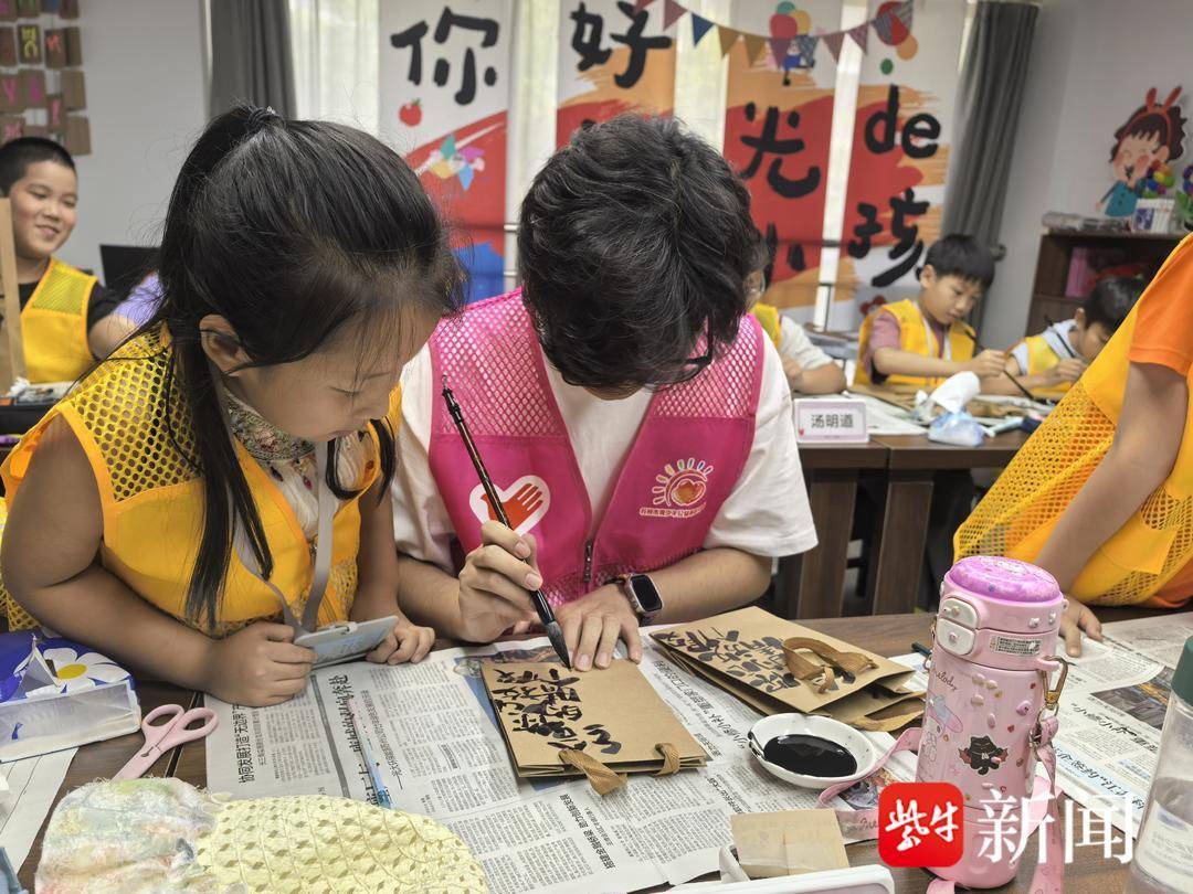 苏州市相城区黄桥街道:笔墨玩出新花样 牛皮纸袋上解锁趣味书法