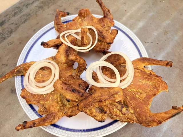 泽普特色烤鸽子：传统工艺锁住鲜香 烟火美食激活舌尖经济