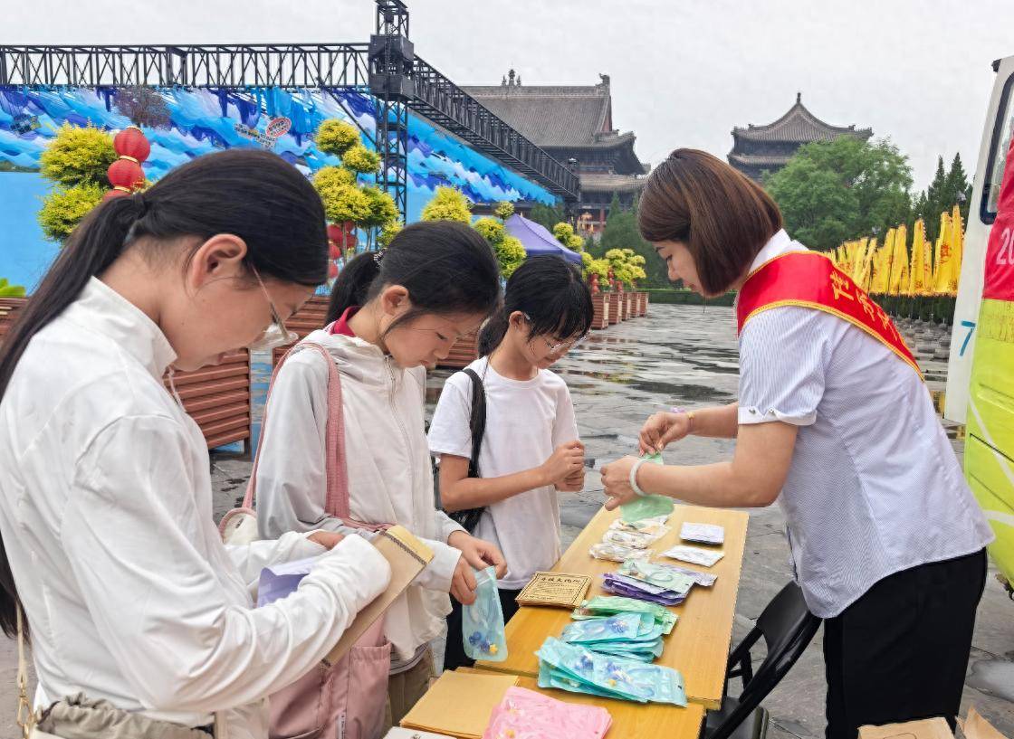 臨汾市圖書館流動圖書車走進洪洞大槐樹景區